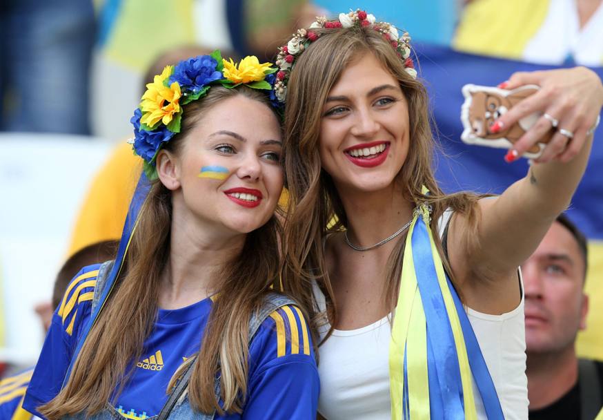 Selfie per due tifose ucraine. Epa
